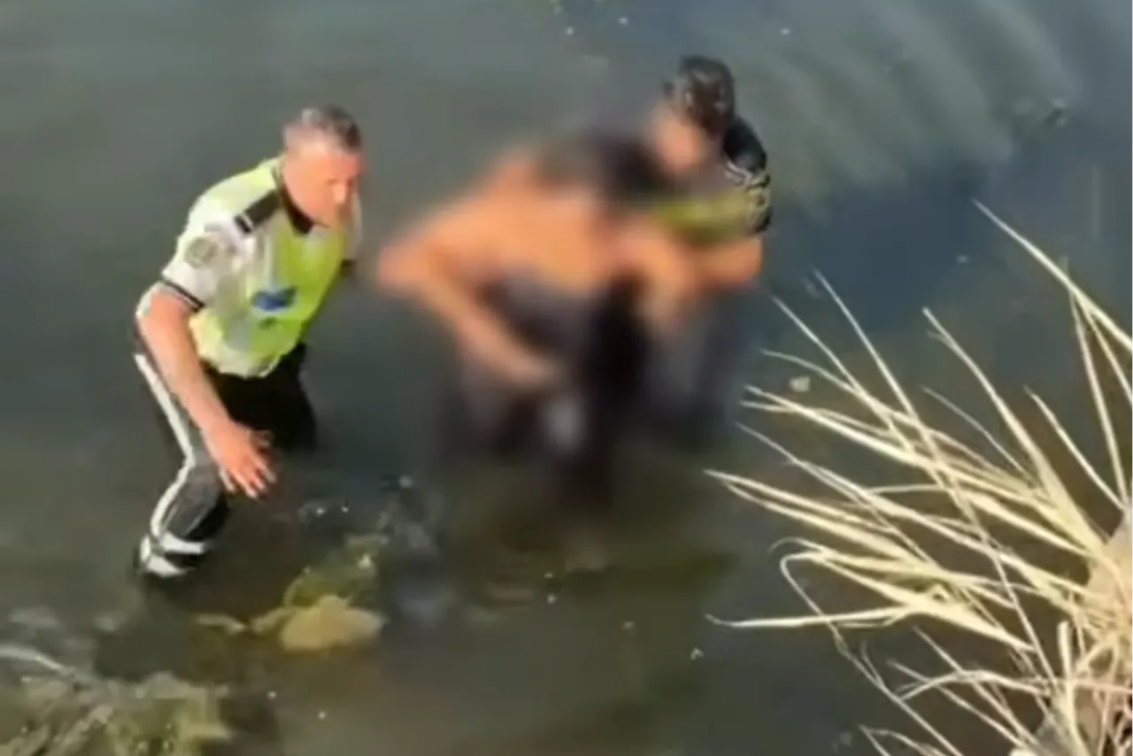 Clipe de coșmar pe râul Dâmbovița! Doi polițiști au intrat în apă după o femeie aflată în pericol