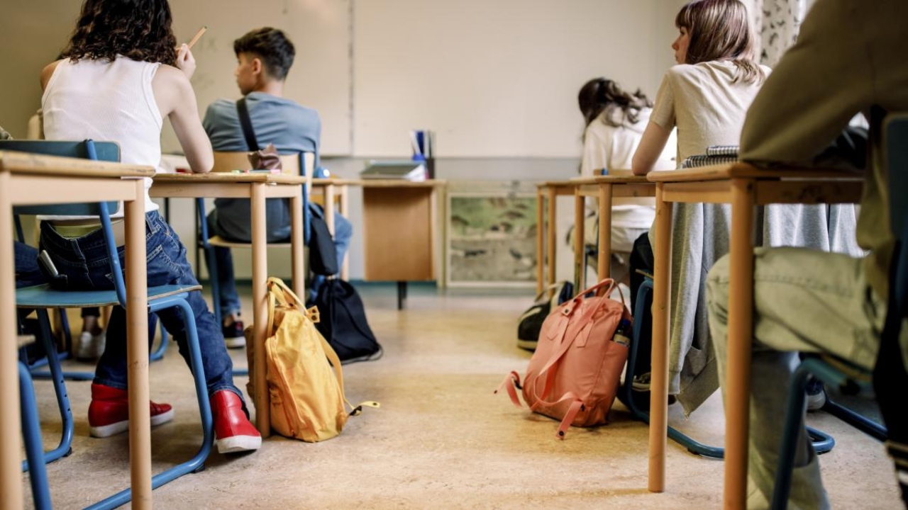 Bani direct pe card chiar și în vacanță! Decizia luată azi pentru sute de mii de elevi!