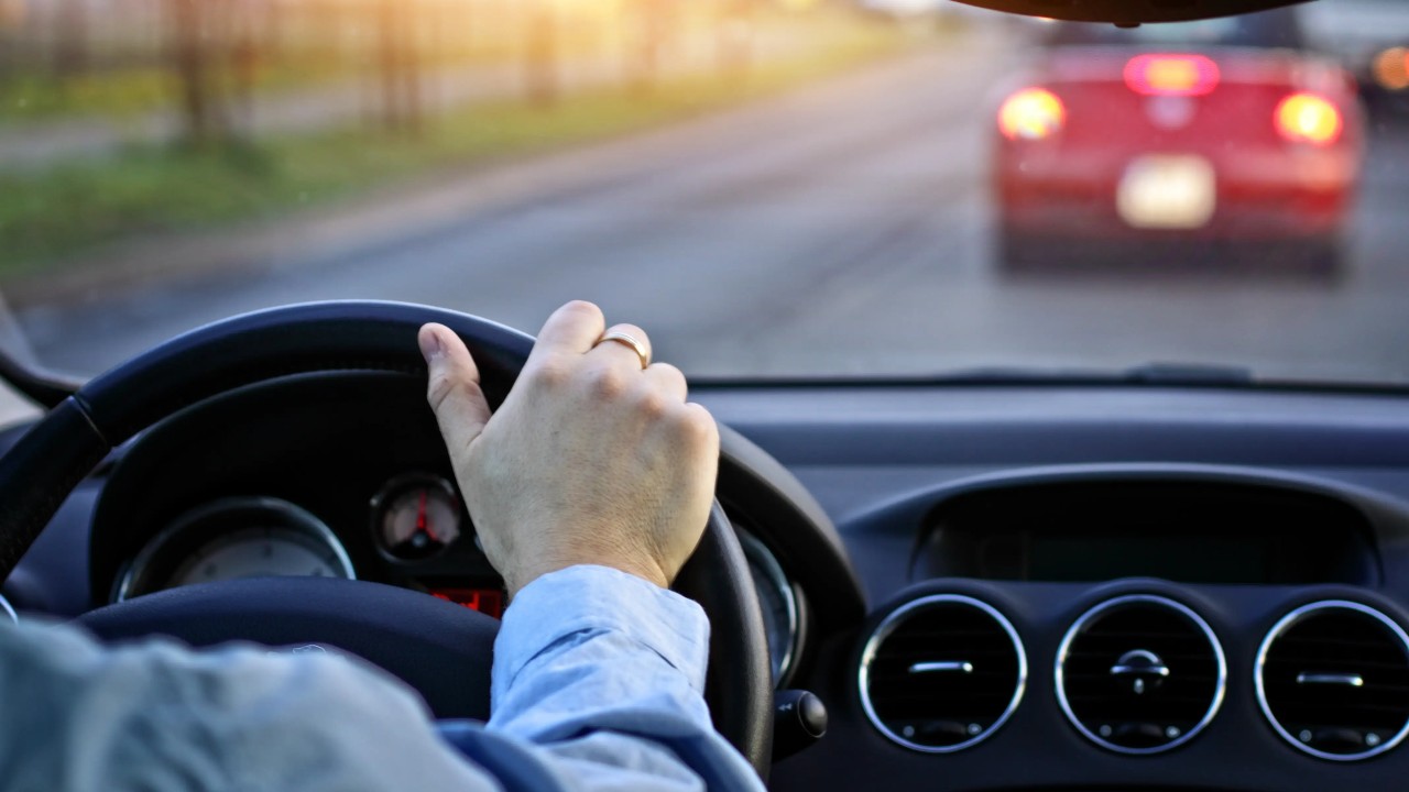 ATENȚIE ȘOFERI! Gestul banal care te lasă pe loc FĂRĂ PERMIS și cu o AMENDĂ URIAȘĂ! 