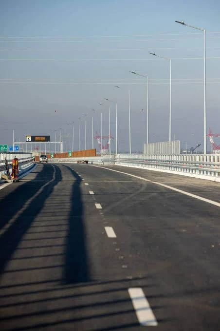 Theo Rose, aventură cu „becul de benzină” pe Autostrada Moldovei! „Cel mai stresant drum” și kilometrii numărați cu sufletul la gură
