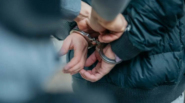 Un bărbat din Mioveni a ajuns după gratii! Judecătorii au dispus arestarea preventivă pentru 30 de zile