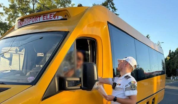 ȘOCANT! ȘOFERUL unui MICROBUZ ȘCOLAR prins BEAT la volan! Transporta 14 ELEVI!