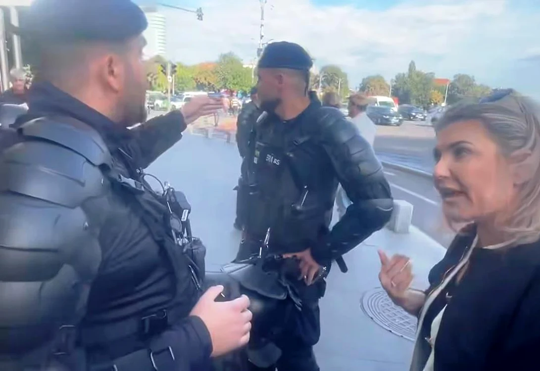 TENSIUNI URIAȘE LA PROTESTUL OIERILOR! Deputat AUR , ceartă aprinsă cu jandarmii în Piața Victoriei