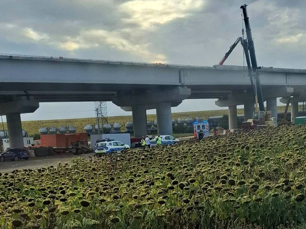 TRAGEDIE pe șantierul AUTOSTRĂZII! Un muncitor de 51 de ani a MURIT după ce a CĂZUT de la 10 metri înălțime!