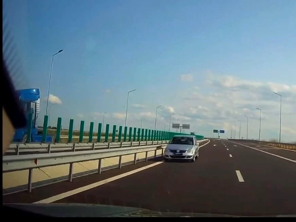 HAOS pe A1: Un șofer de 73 de ani a mers ZECI de KILOMETRI pe contrasens și a provocat un ACCIDENT! Apoi și-a continuat drumul!