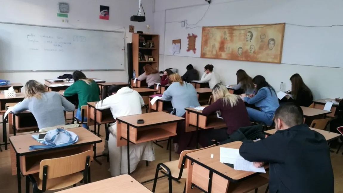ȘOC LA ÎNCEPUT DE AN ȘCOLAR! Elevii de clasa a IX-a rămân fără manuale: ce soluție a găsit ministrul Educației