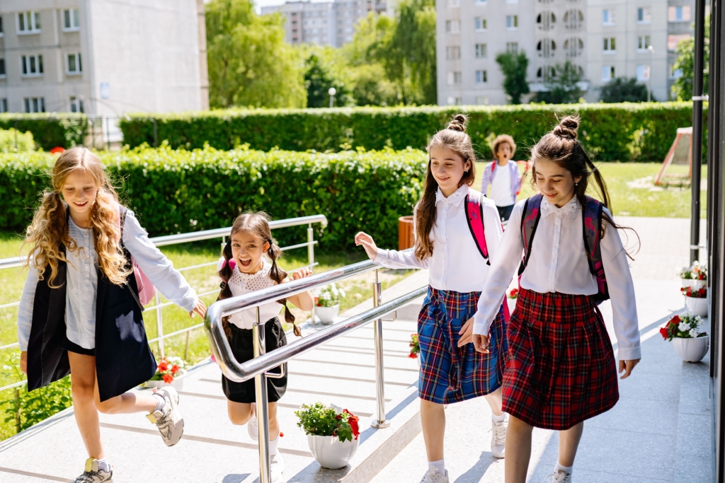 Lovitură uriașă pentru toți elevii și părinții! Ce se întâmplă acum cu uniformele obligatorii?