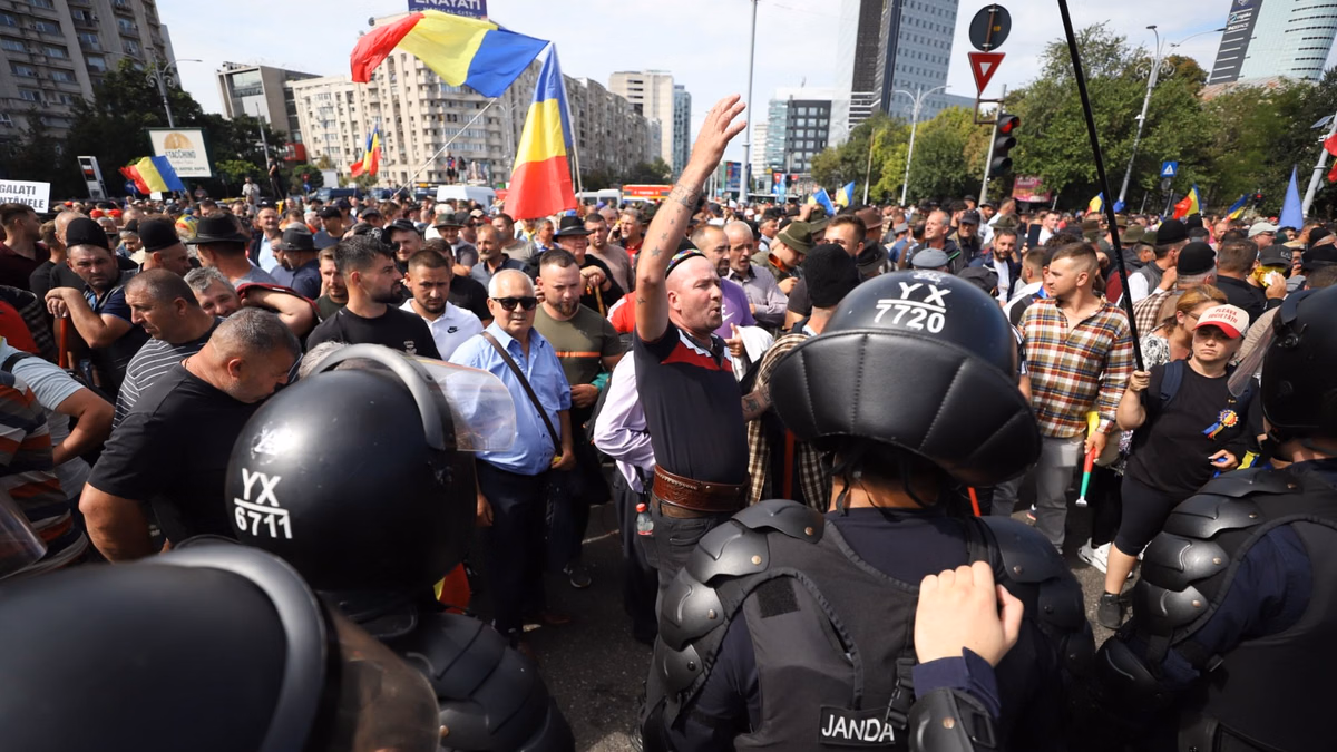 ACUM! PROTESTATARII au RUPT CORDONUL de JANDARMI! Forțează INTRAREA în GUVERN! 