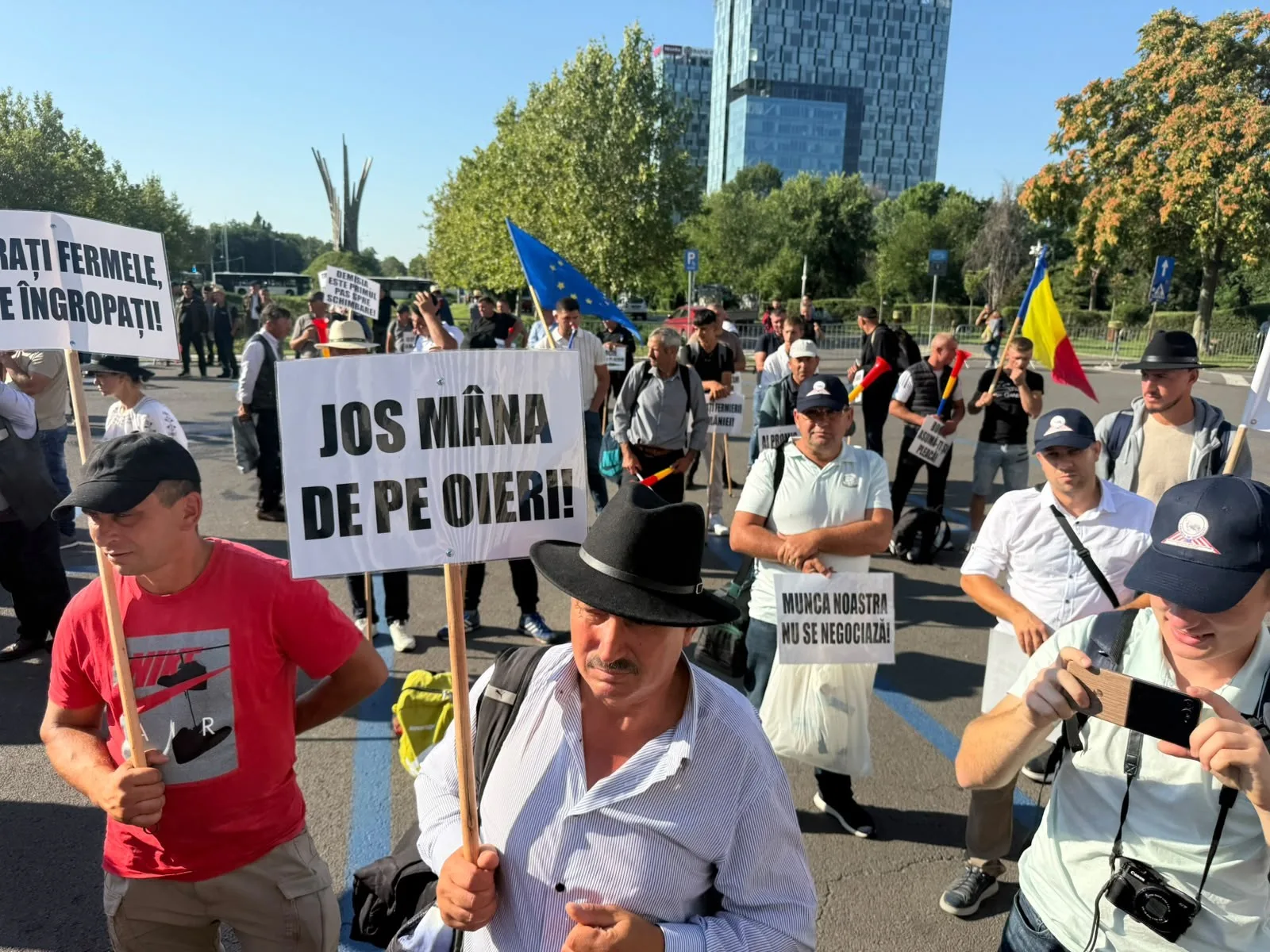Bombardierul infiltrat la protestul fermierilor, reţinut. Oierii se delimitează de instigatorii la violenţe din Piaţa Victoriei