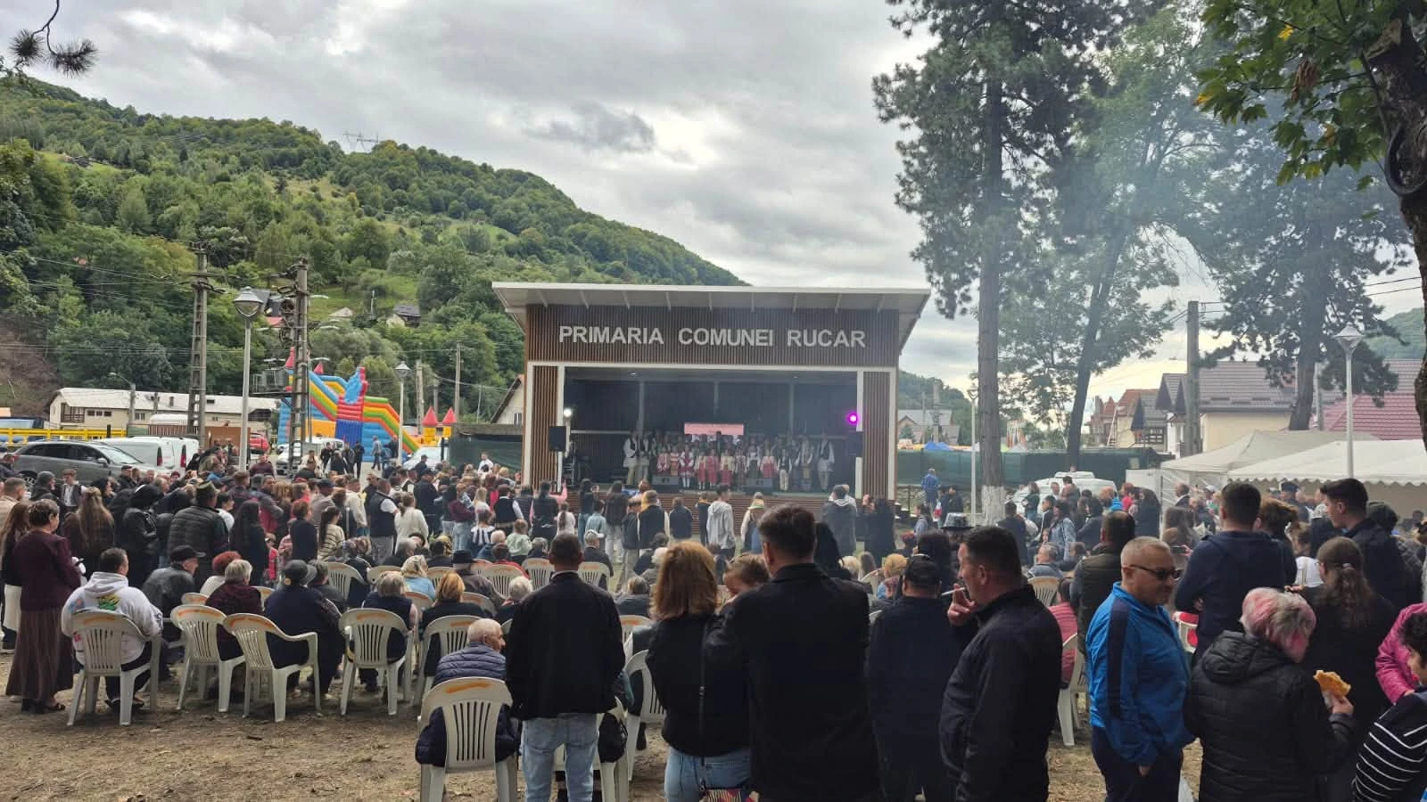Rucăr, în SĂRBĂTOARE! Tradiții, muzică, joc și voie bună la Zilele Comunei! Primarul Pîrnuță: „Am pus în lumină oamenii care au construit familii, copiii care performează și cei care păstrează vii tradițiile”
