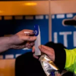 „Imagini șocante pe șosea: șofer abia se ține pe picioare după ce a fost oprit de polițiști. Drugtestul ar fi indicat ketamină”