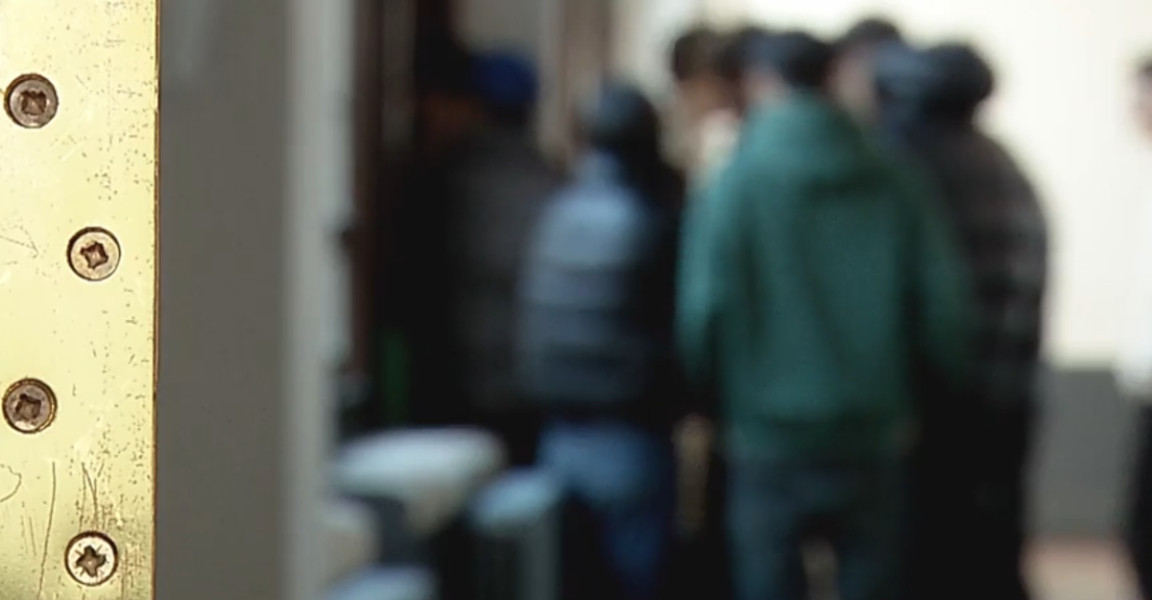 Scene cumplite lângă microbuzul școlar! Ce a pățit un elev după ce a fost împins de un coleg. Totul a fost filmat!