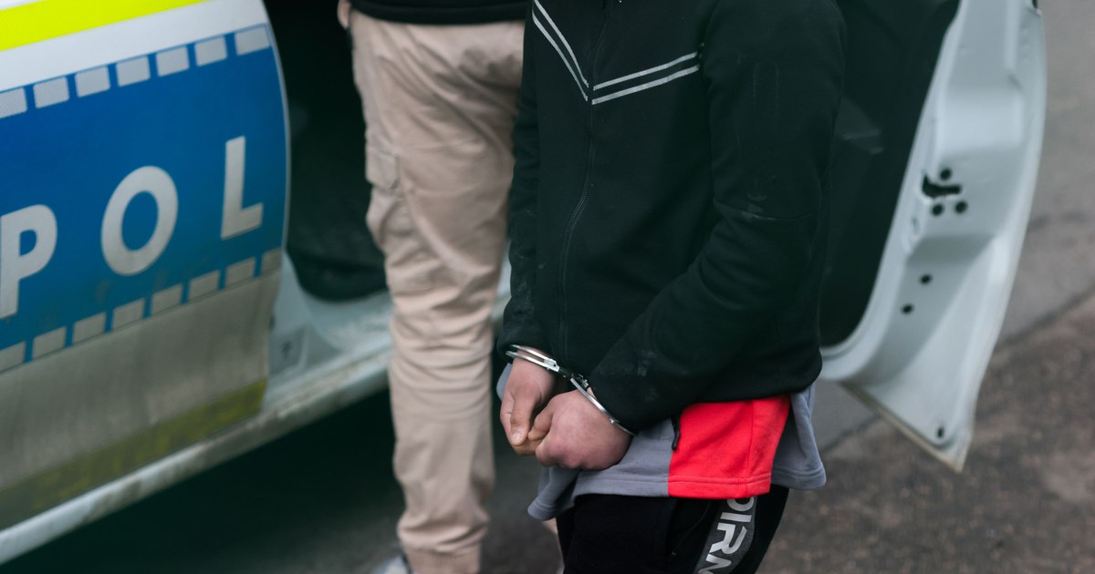 REVOLTĂTOR! Copil de 9 ani umilit și obligat să se dezbrace! Patru tineri au fost REȚINUȚI!