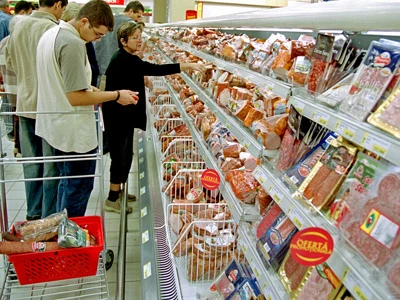 „Ce ne puneți în mâncare?” Un parizer retras din hipermarket după ce analizele au contrazis eticheta!