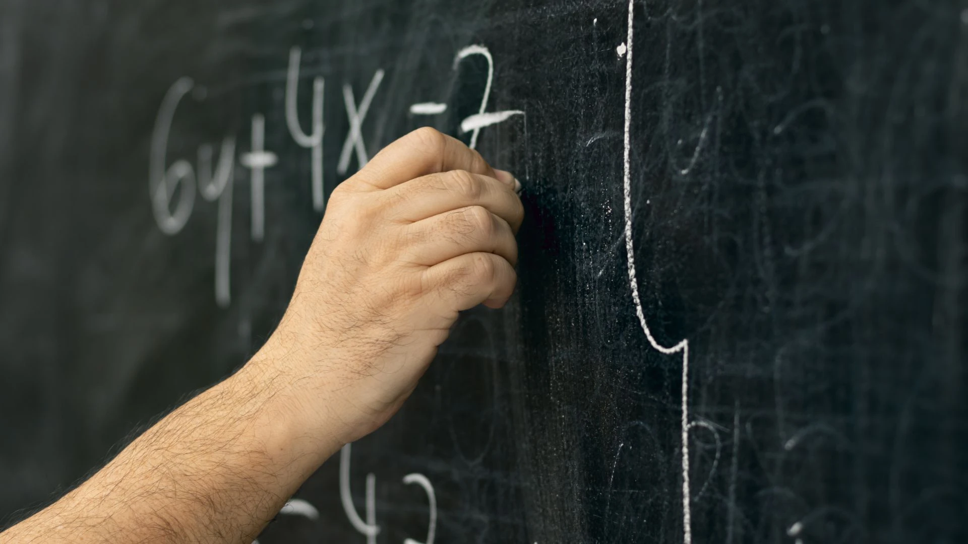 PANICĂ ÎNTR-O ȘCOALĂ! Profesor venit ÎNARMAT cu briceag la clasă! Directoarea a dat ALARMA!