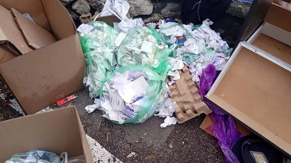 Loc de parcare transformat în coș de gunoi! Amendă usturătoare în Pitești!  POLIȚIA LOCALĂ, în acțiune!