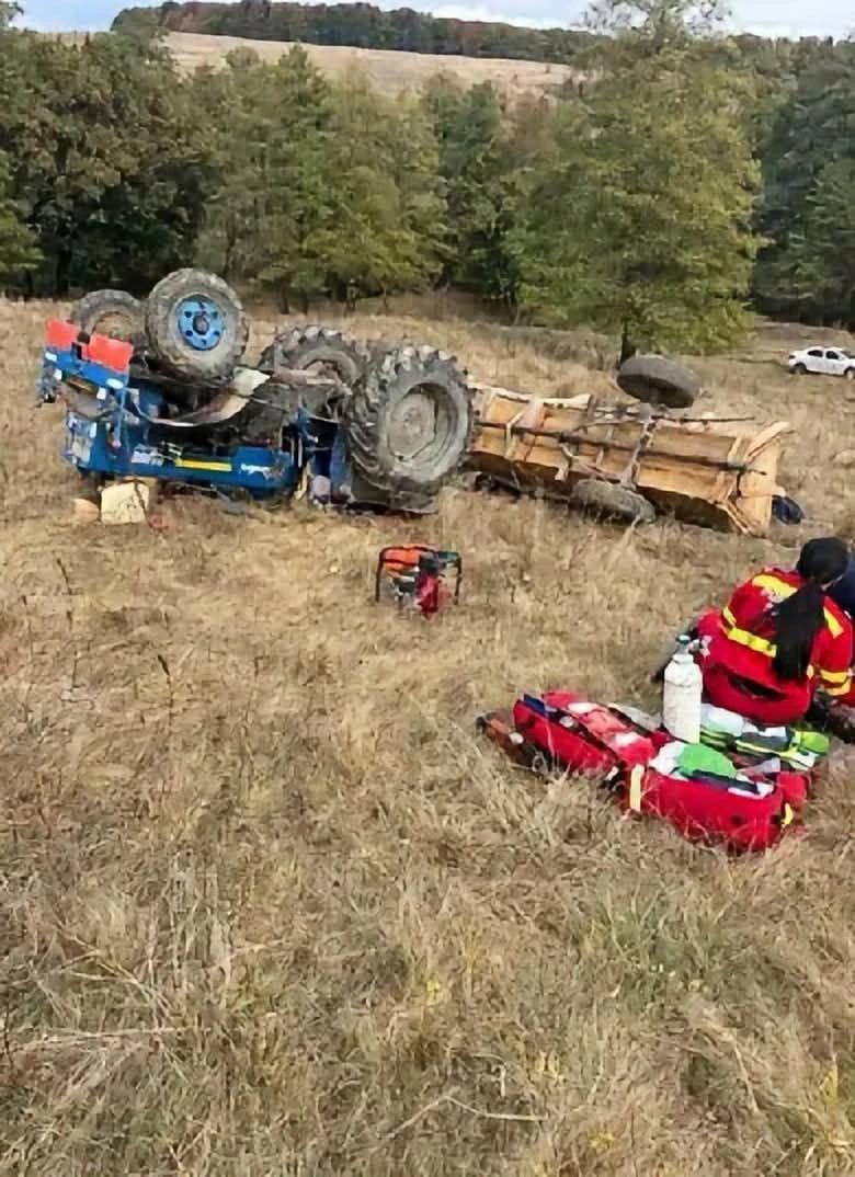 TRAGEDIE de NEDESCRIS! Un OM și-a PIERDUT VIAȚA după ce un TRACTOR s-a RĂSTURNAT – alți 3 în STARE GRAVĂ!