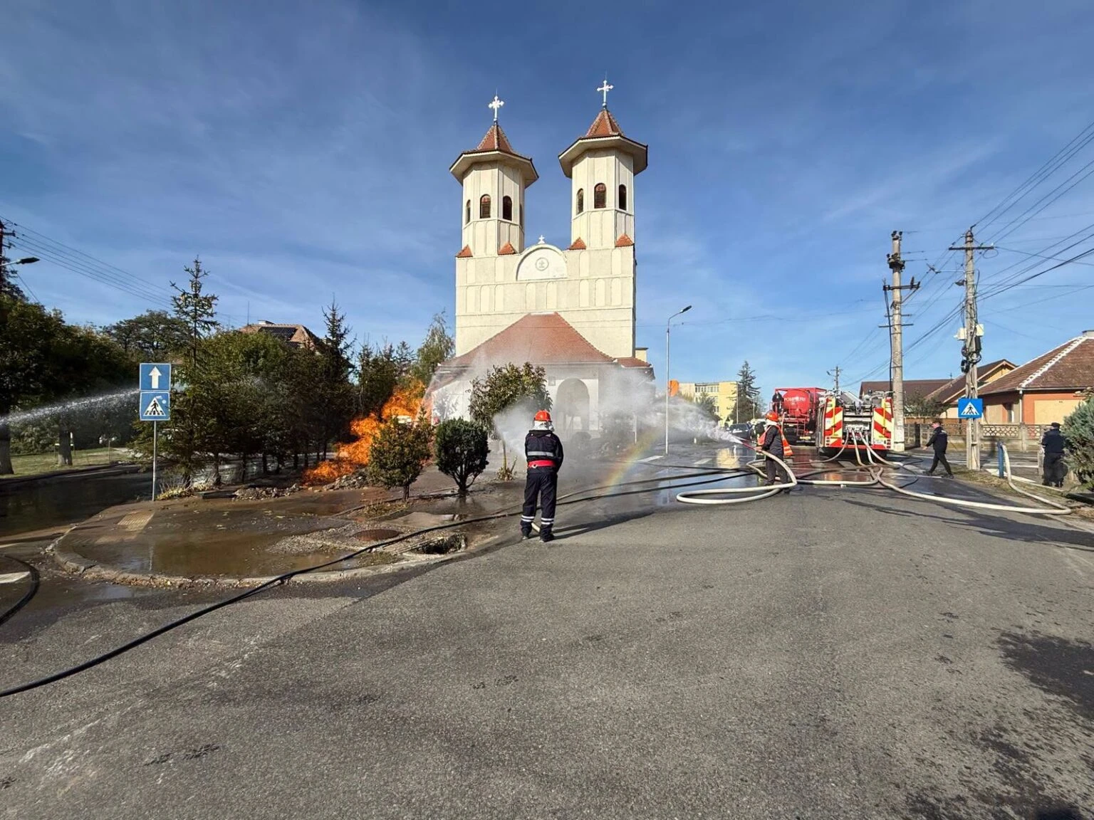 GROAZĂ lângă o biserică! Incendiu VIOLENT – zonă SIGILATĂ pe 200 de metri!