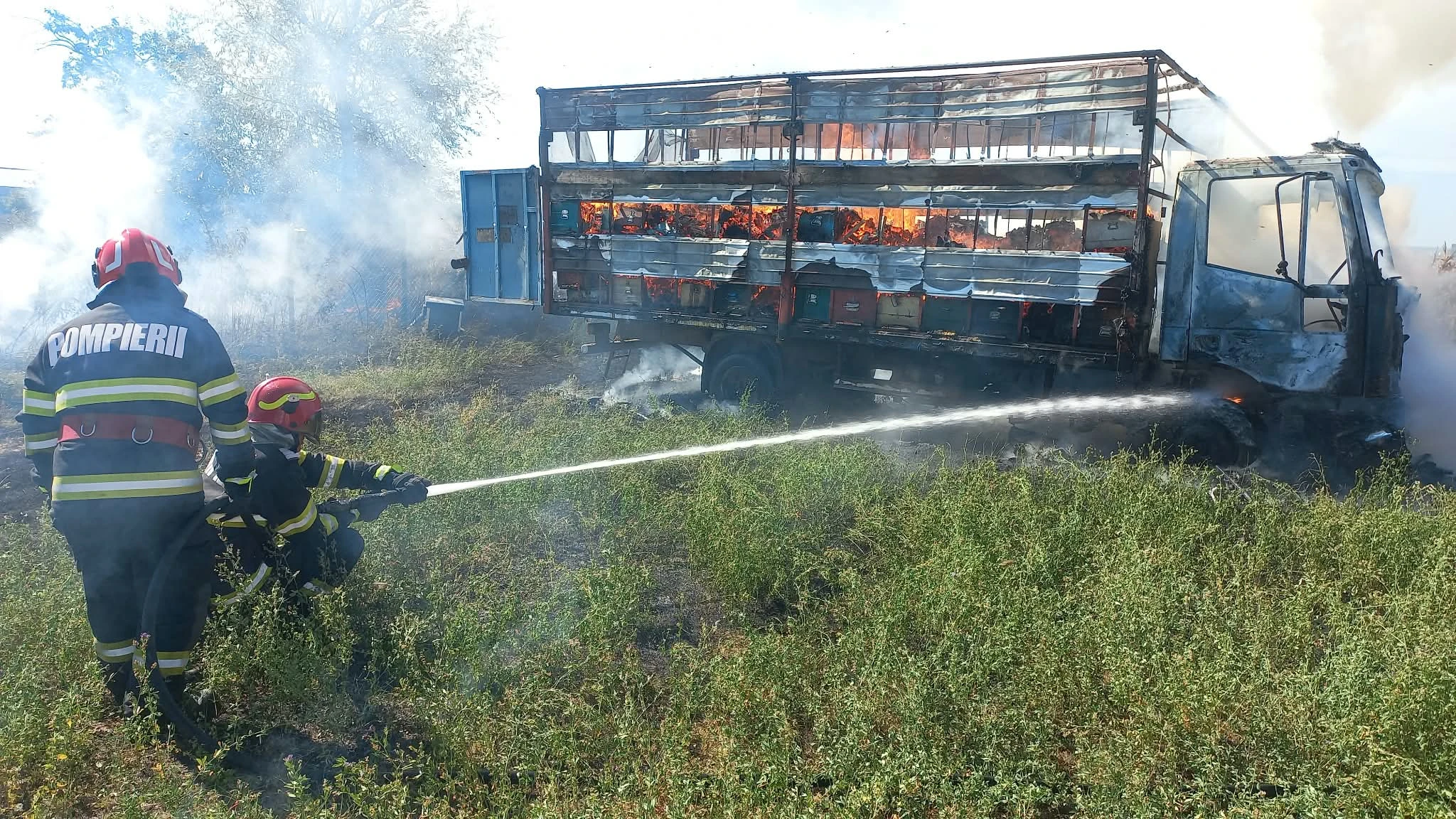 ACUM. DEZASTRU în Argeș, la Călinești! Camion cu stupi făcut SCRUM! ARDE VIOLENT și o combină agricolă! VIDEO!