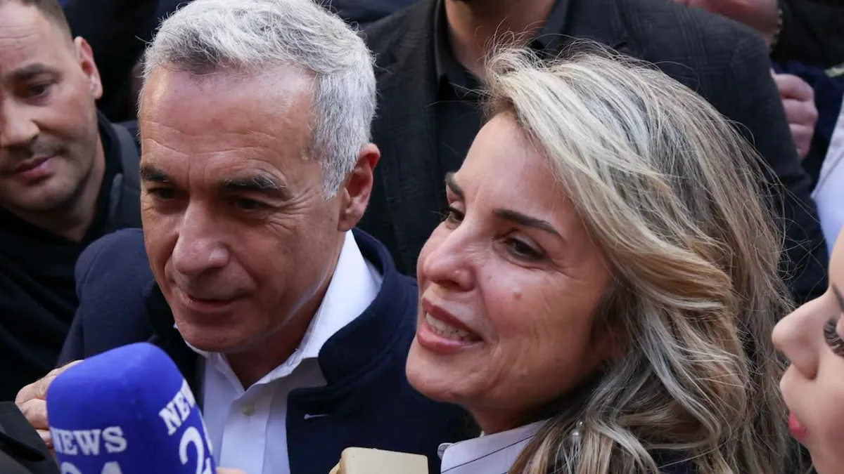 ULTIMĂ ORĂ! Cristela Georgescu, primul MESAJ după arestarea soțului! Ce le-a transmis susținătorilor adunați în fața Arestului Central!