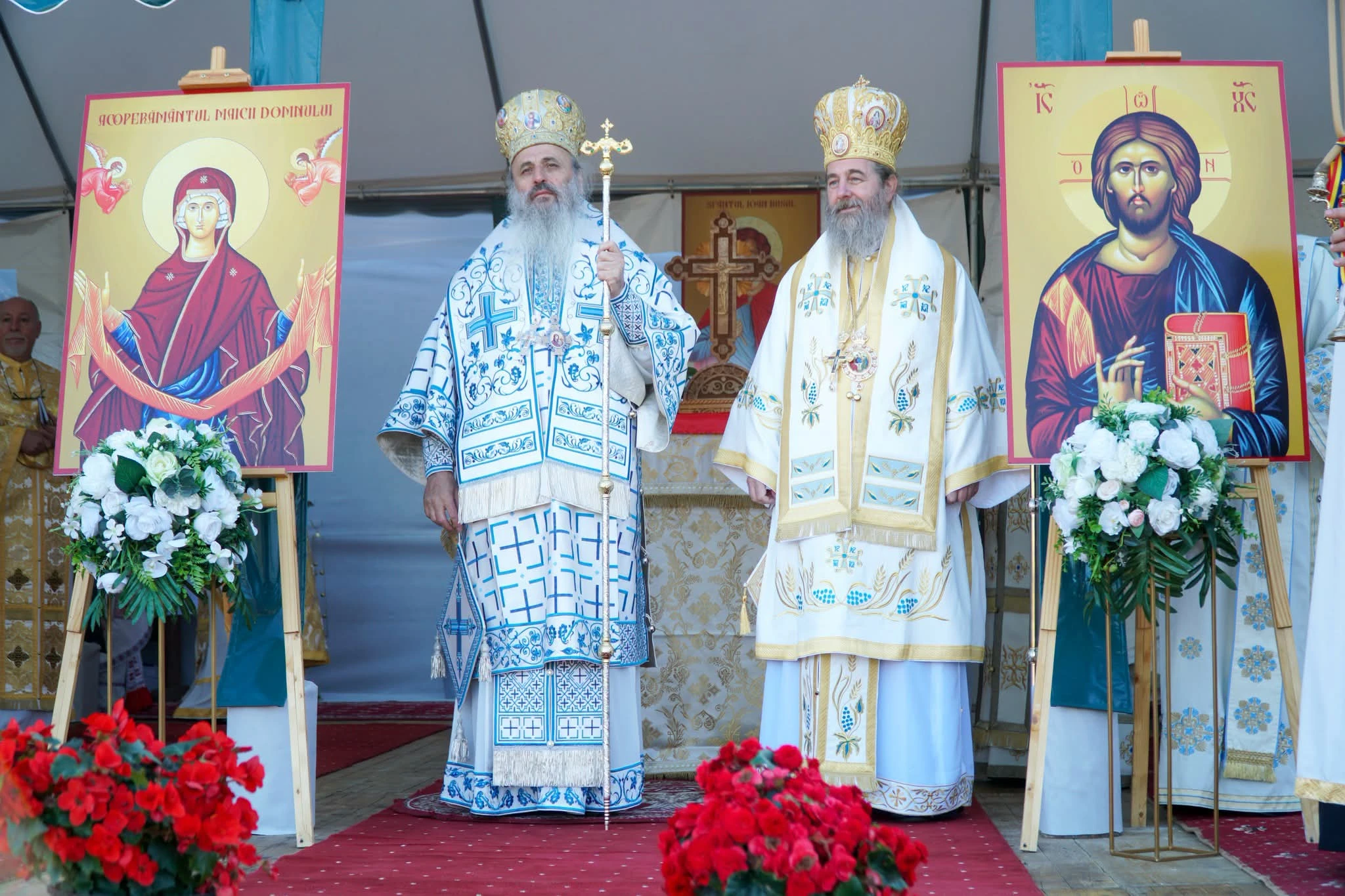 SĂRBĂTOARE la Corbi – HRAMUL noii MĂNĂSTIRI de lângă Corbii de Piatră, în PREZENȚA a doi IERARHI