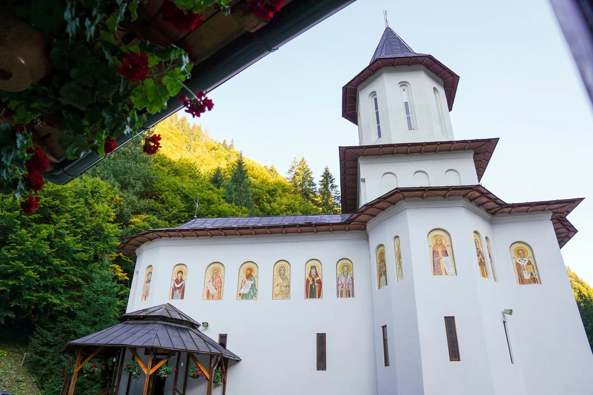 Ce s-a ÎNTÂMPLAT pe Transfăgărășan, la cota 1.200? SUTE de pelerini au URCAT la mănăstirea cu o ISTORIE fascinantă!