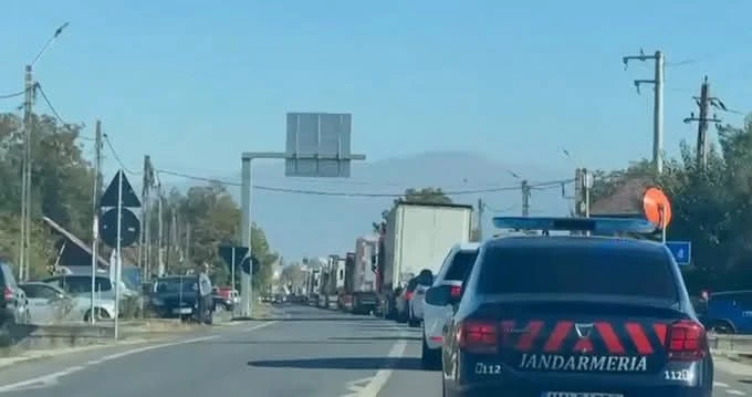 Revolta TRANSPORTATORILOR ia amploare după EȘECUL TollRo. Un oraș BLOCAT de coloane de TIR-uri. COTAR anunță o DECIZIE finală luni!