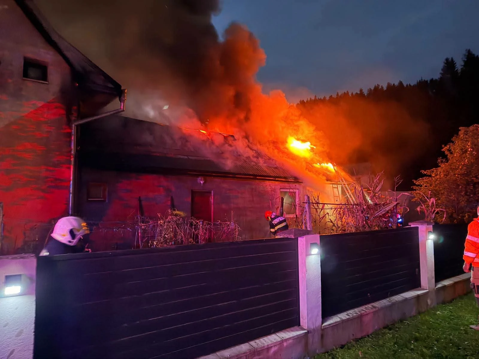 DEZASTRU ! Incendiu VIOLENT – Ce a mai RĂMAS din CASA CUPRINSĂ de FLĂCĂRI?