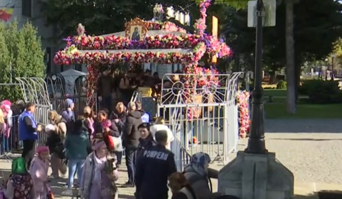 Dramă la Sfânta Parascheva! Ce a pățit un bărbat chiar în timp ce stătea la coadă să se închine