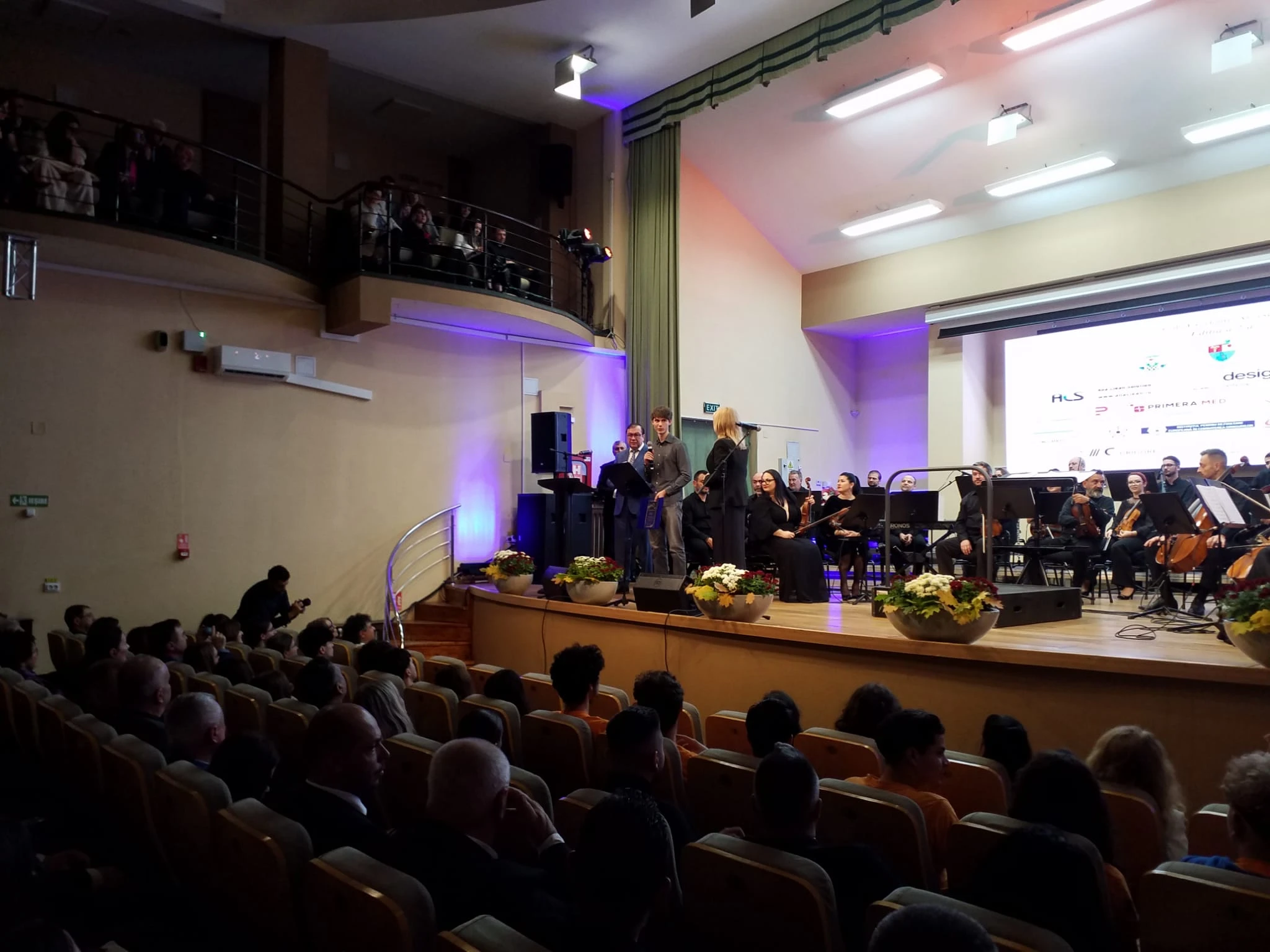 Năstase Ioan Rareș, olimpicul argeșean premiat la Gala Excelenței Argeșene de dr. Viorel Jinga, rectorul Universității de Medicină din București!