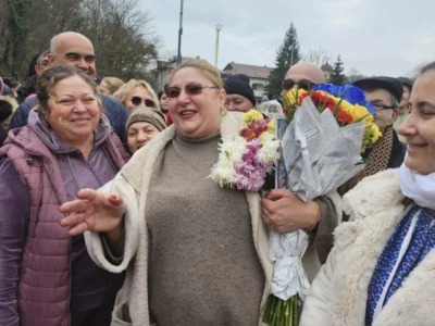 DIANA ȘOȘOACĂ, 14 ORE LA COADĂ LA SFÂNTA PARASCHEVA! Mesajul transmis după ce s-a rugat pentru mama sa: „Ferească-i Dumnezeu pe cei de la putere când se va trezi poporul ăsta de la coadă”!