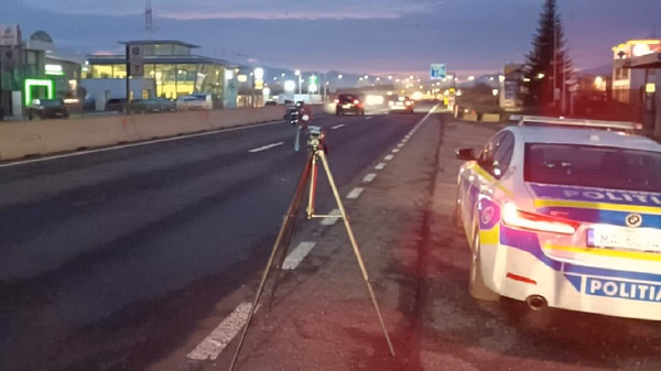 Șoferii din România, prinși în capcană! De ce este inutil să frânezi brusc când vezi mașina de Poliție pe marginea drumului!