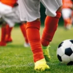 SCANDAL LA UN MECI DE JUNIORI! Antrenor acuzat că a prins un copil de gât după o greșeală în teren
