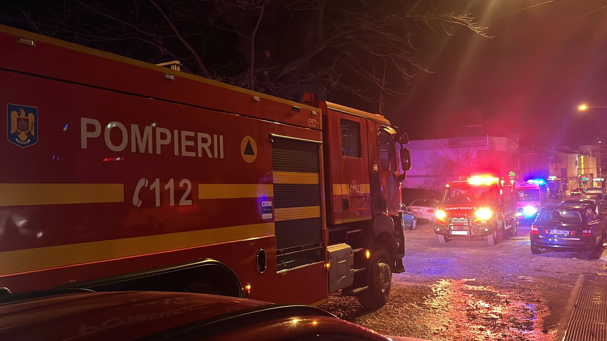 🚨 ALERTĂ LA UN HOTEL! FEMEIE, PE PERVAZUL UNUI BALCON AFLAT LA ETAJUL 7! SE INTERVINE DE URGENȚĂ