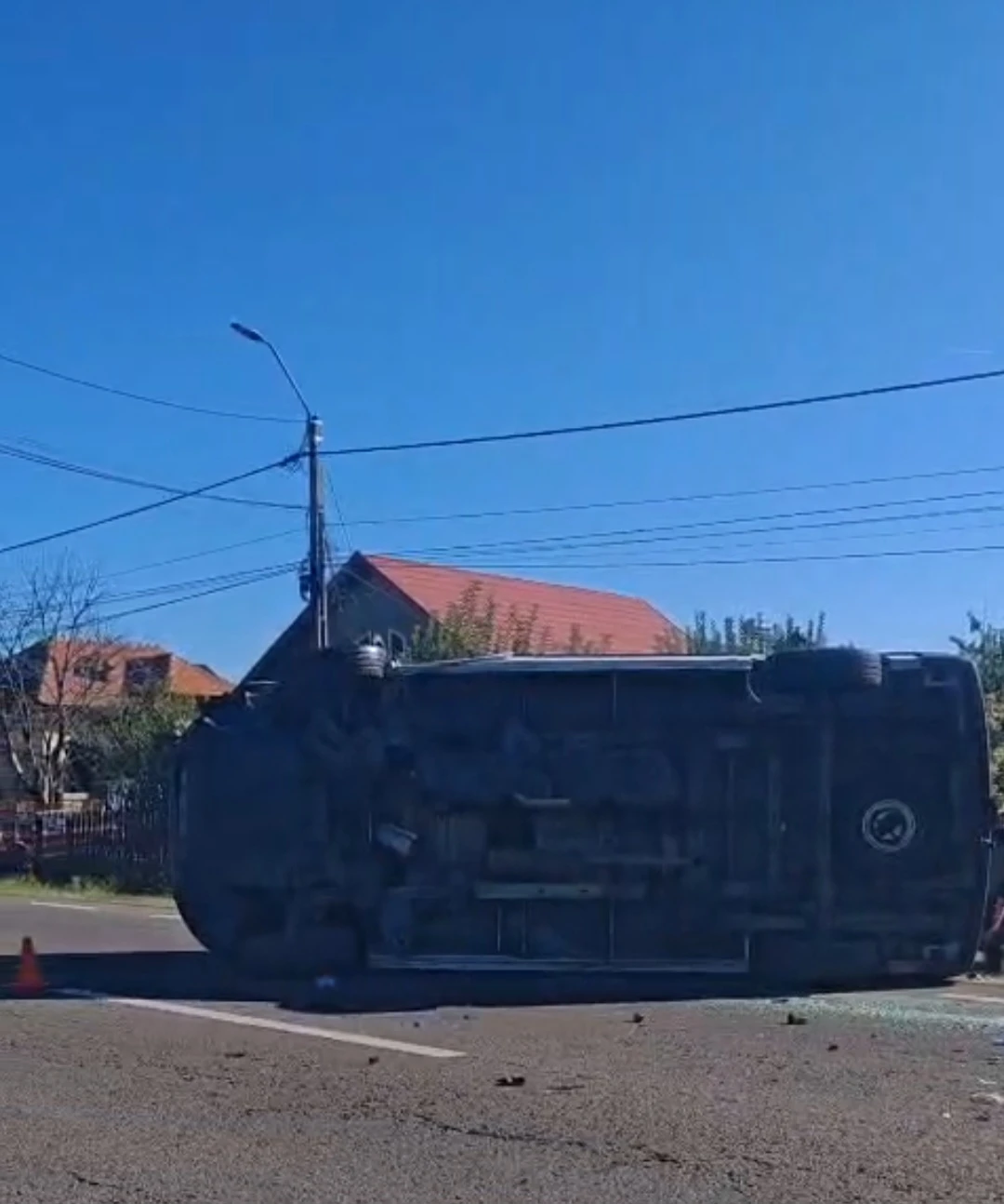 ACUM. Accident grav, la ȚIȚEȘTI! Trei MAȘINI implicate – INTERVENȚIE în forță a pompierilor!