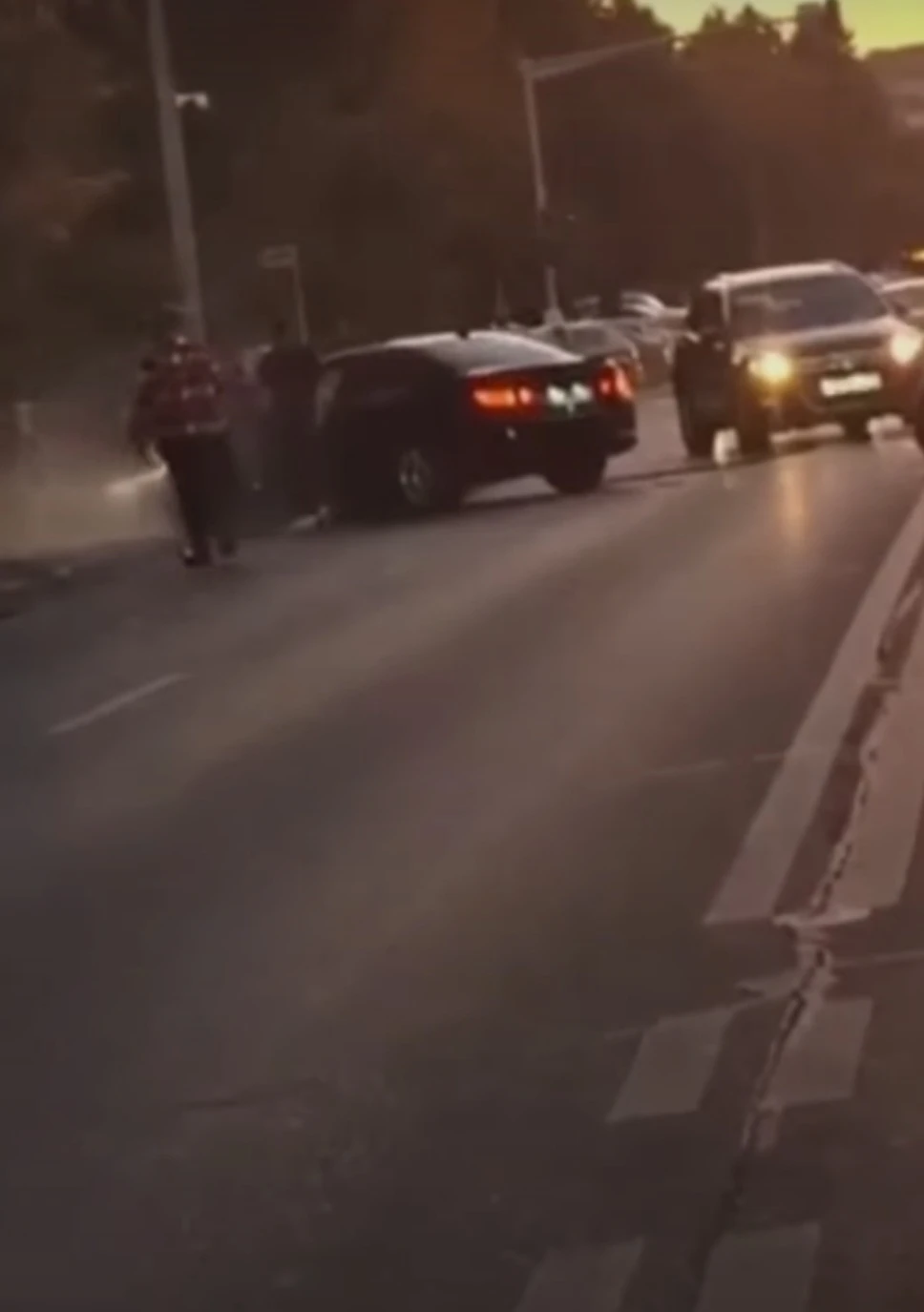 Două mașini AVARIATE, un bătrân RĂNIT! Cine este BĂRBATUL care a INTERVENIT înaintea ECHIPAJELOR!