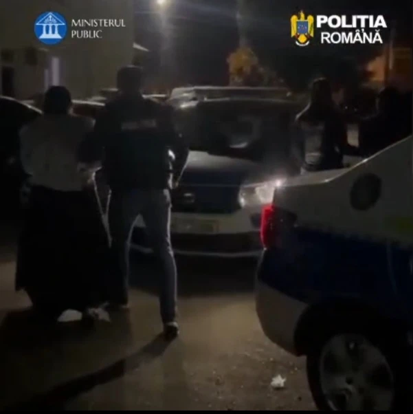 ULTIMĂ oră! Două FEMEI, depistate în FLAGRANT în timp ce GOLEAU rafturile unui MAGAZIN!
