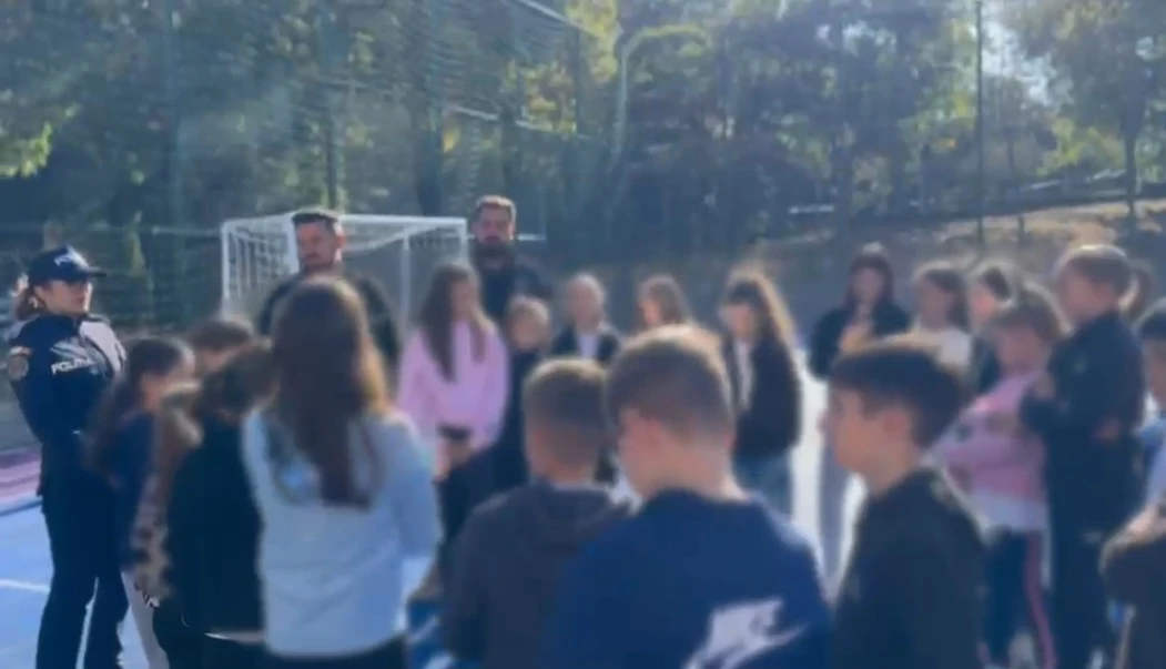 Ce LEGĂTURĂ este între BĂTAIA din curtea școlii și un CÂINE abandonat? Răspunsul POLIȚIȘTILOR i-a pus pe GÂNDURI pe elevii din Pitești!