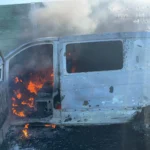INCENDIU PUTERNIC PE A1! O AUTOUTILITARĂ A FOST CUPRINSĂ DE FLĂCĂRI! ARDE VIOLENT