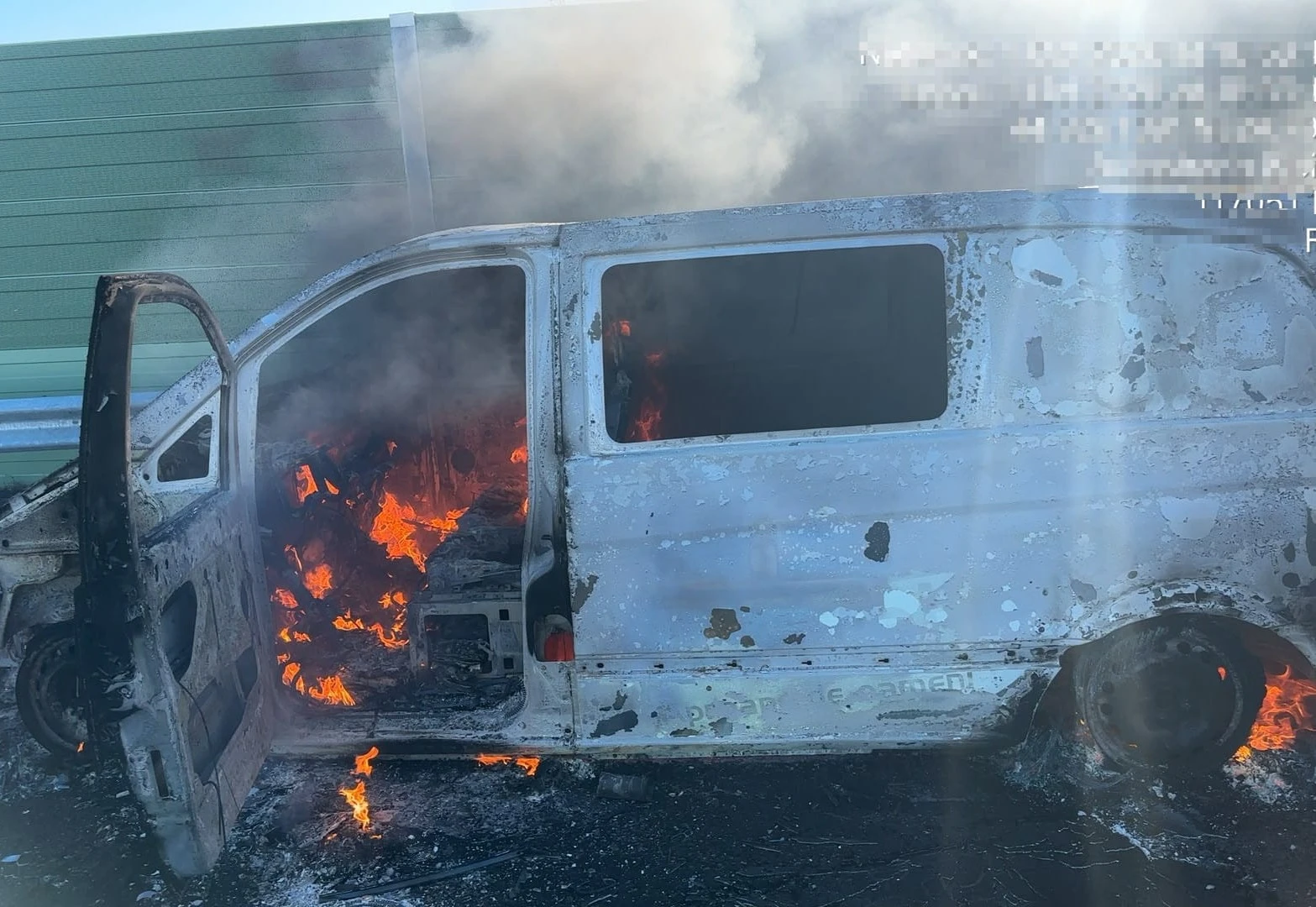 INCENDIU PUTERNIC PE A1! O AUTOUTILITARĂ A FOST CUPRINSĂ DE FLĂCĂRI! ARDE VIOLENT