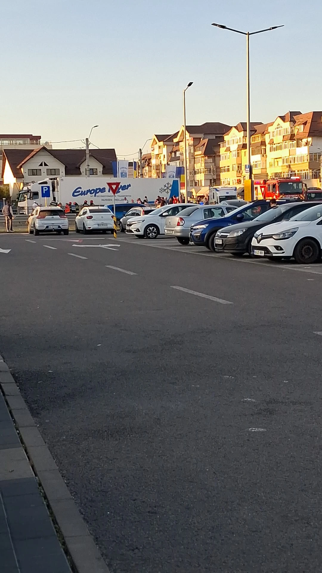 🚨 ACCIDENT GRAV LA BASCOV! PERSOANĂ LOVITĂ DE O MAȘINĂ, INTERVENȚIE DE URGENȚĂ ÎN SENSUL GIRATORIU