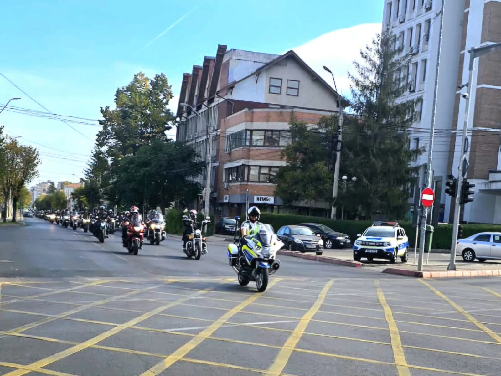 ACUM!! MOTOCICLIȘTII AU ÎMPÂNZIT PITEȘTIUL! Paradă pe străzile orașului, cu polițiști și jandarmi în escortă. Avertisment important pentru șoferi.