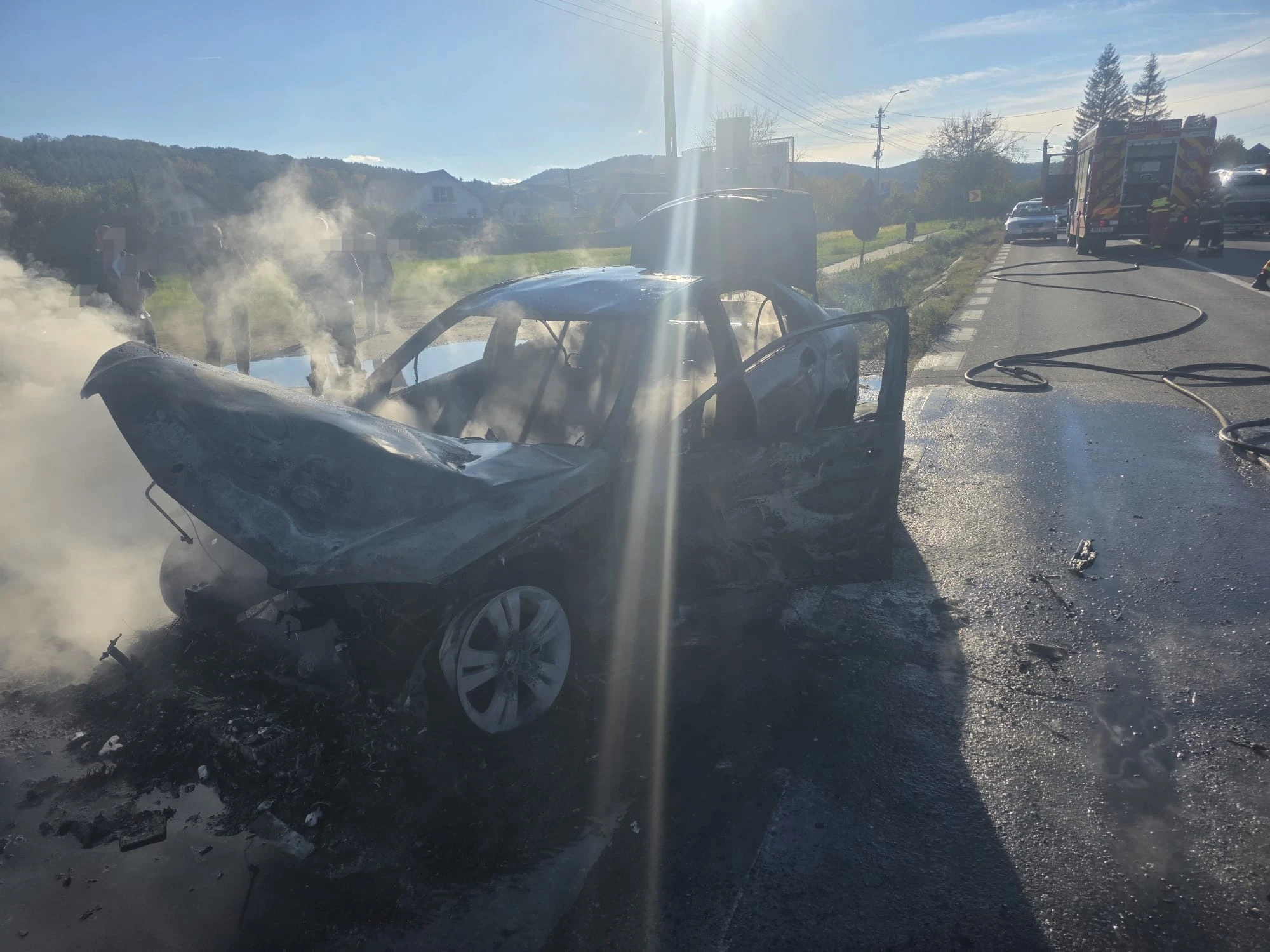 ACUM! ACCIDENT VIOLENT ÎN ARGEȘ! MAȘINĂ CUPRINSĂ DE FLĂCĂRI DUPĂ CE A INTRAT ÎNTR-UN CAP DE POD, LA CĂLINEȘTI!