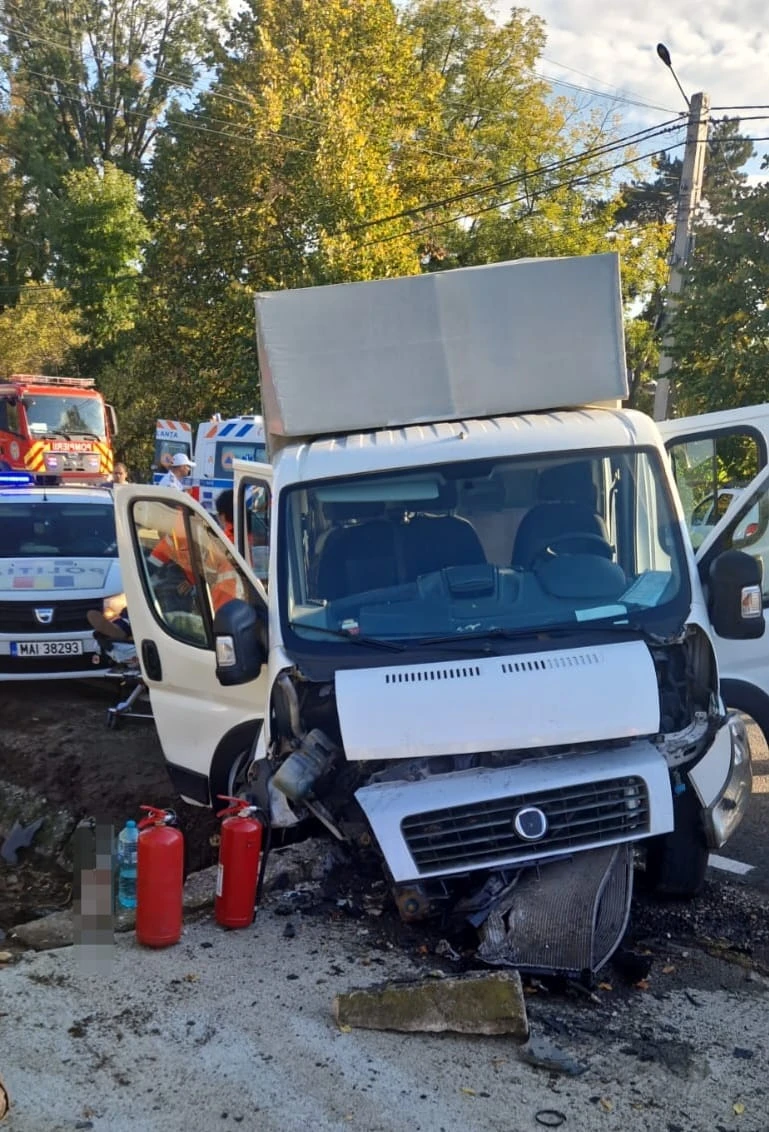 ACUM! ACCIDENT VIOLENT ÎN ARGEȘ! MAȘINĂ CUPRINSĂ DE FLĂCĂRI DUPĂ CE A INTRAT ÎNTR-UN CAP DE POD!