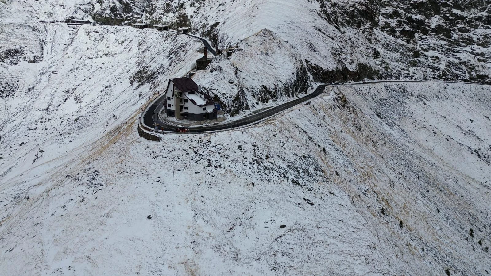 ALERTĂ pe Transfăgărășan! DRUMUL SE ÎNCHIDE de marți seară din cauza ninsorilor și a ceții. Ce sector nu mai poate fi tranzitat!