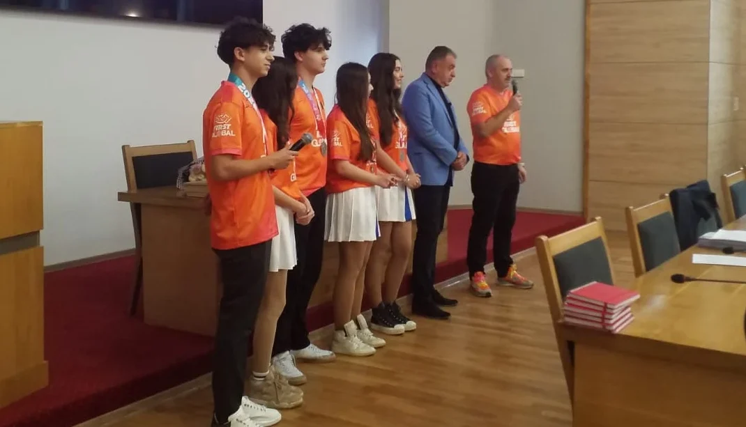 ACUM! ECHIPA de ROBOTICĂ de la BRĂTIANU premiară în CONSILIUL LOCAL PITEȘTI! Au adus rezultatul așteptat de toți din COreea de Sud!