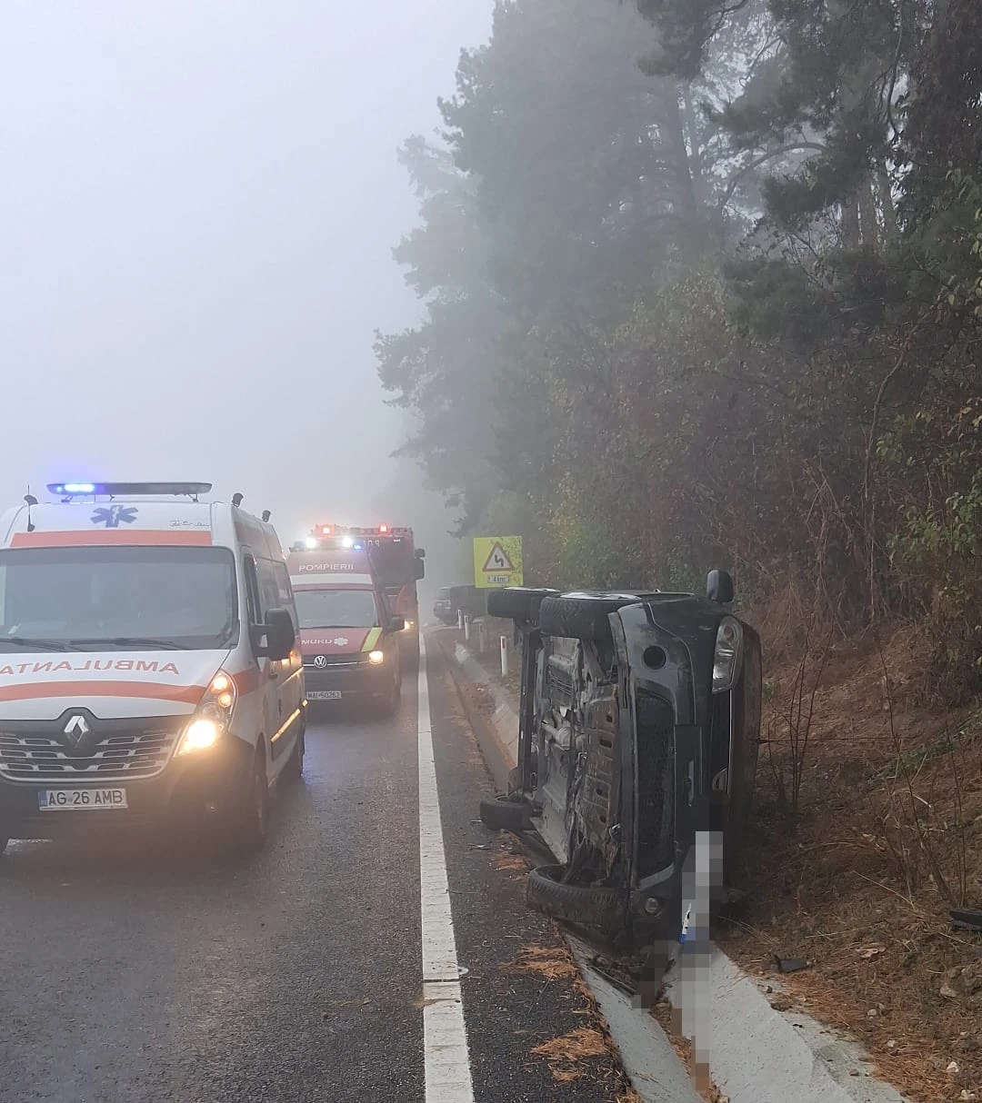 ACCIDENT GRAV pe DN73! Mașină răsturnată în afara șoselei! Două femei, asistate de medici. Una a ajuns la spital!