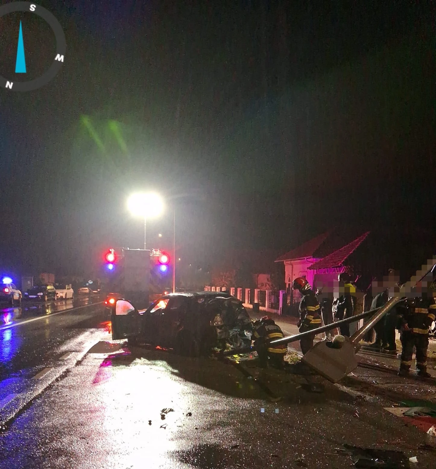 NOAPTE DE COȘMAR în Argeș! O mașină a izbit violent un stâlp de electricitate, la Coșești! Pompierii au intervenit de urgență!