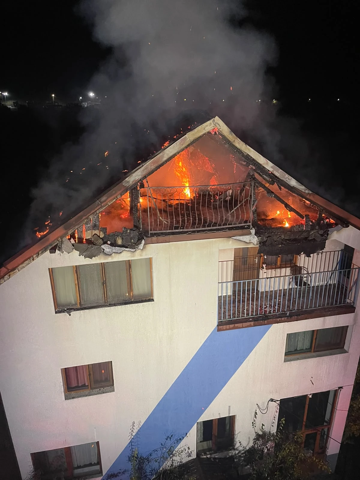 INCENDIU VIOLENT într-o gospodărie din Argeș! Flăcările au cuprins mansarda și acoperișul unei locuințe. Intervenție de amploare a pompierilor!