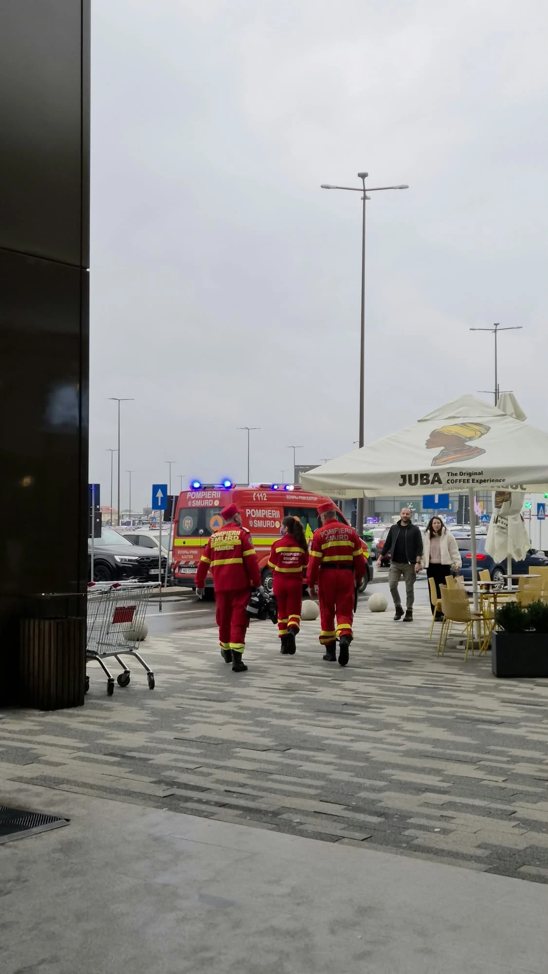 ALERTĂ LA ARGEȘ MALL! Unei tinere i s-a făcut rău! A fost nevoie de intervenție de urgență!